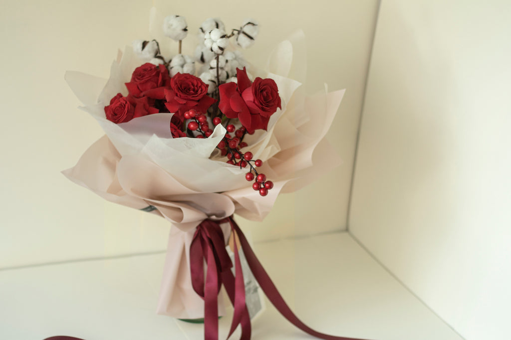 Holly Jolly Bouquet en Florero